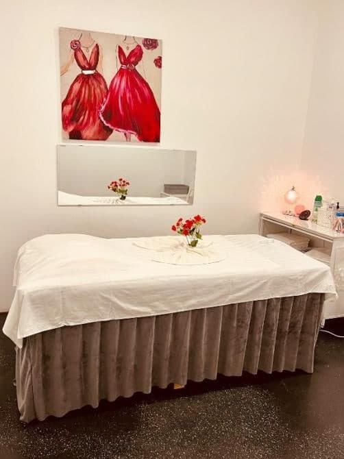 Lily Oriental Massage Falcon